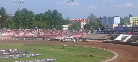 Bardzo niebezpieczny upadek w Ostrowie. Junior gości opuścił tor w karetce!