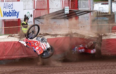 Sport Źużlowy. Dramatycznie wyglądający wypadek, a on wstał i wygrał powtórkę!