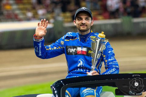 Żużel. Bartosz Zmarzlik ze łzami w oczach! Szóste mistrzostwo świata i wzruszające słowa o rodzinie