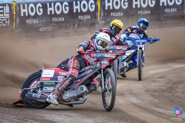 Żużel. Kolejny karambol w Bydgoszczy! Duńczyk uderzył w lampę [WIDEO]