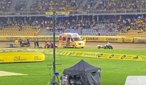 Karetka na torze w Gorzowie! Wiktor Lampart zaliczył źle wyglądający upadek