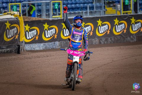 Żużel. Zawodnik Stali Gorzów, Andrzej Lebiediew wpadł w furię! Kask poleciał w stronę trybun!