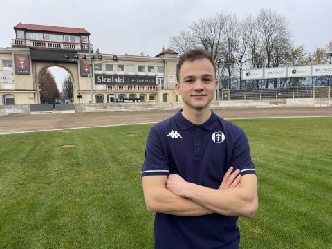 Żużel. Młodzieżowiec Wybrzeża Gdańsk nie samym żużlem żyje, gra również w piłkę nożną