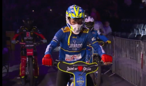 Żużel. Wjechał na halę motocyklem żużlowym! Razem z nim m.in. junior Sparty