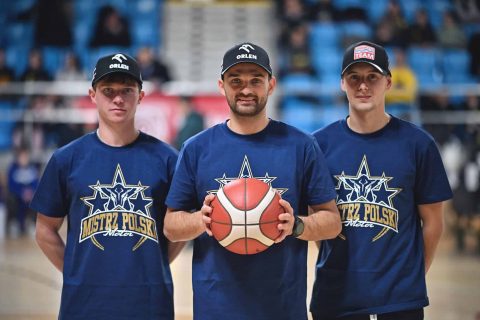 Żużel. Zawodnicy Motoru przeszli z toru na parkiet. Celem pomoc dla domów dziecka