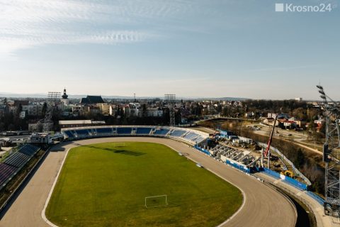 Trwa renowacja stadionu Wilków Krosno. Widać postępy w pracach