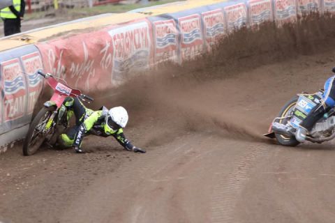 Kibice Betard Sparty Wrocław zamarli po tym upadku. Kompletnie zniszczony kask!