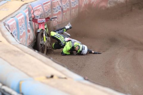 Dzieje się w Kryterium Asów 2025! Upadek Łaguty, Doyle wycofał się z dalszej jazdy