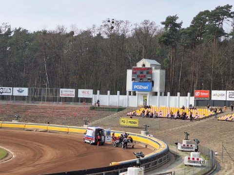 Karetka na torze w Poznaniu! Zawodnik PSŻ-u Poznań opuścił tor na noszach