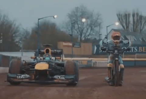 Maciej Janowski kontra bolid Formuły 1, część druga! Wrocławianin ponownie ścigał się z maszyną Red Bulla