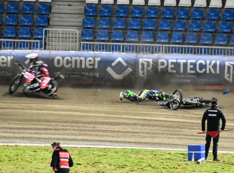 Żużel. Groźny upadek w Łodzi! Na tor wyjechała karetka