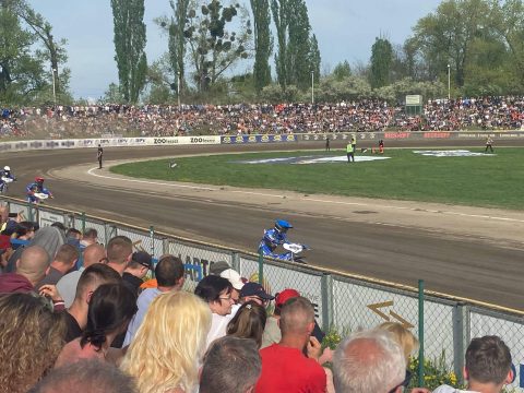 Bartosz Zmarzlik triumfuje po słabym początku! Aż 2 biegi dodatkowe w Złotym Kasku [RELACJA]