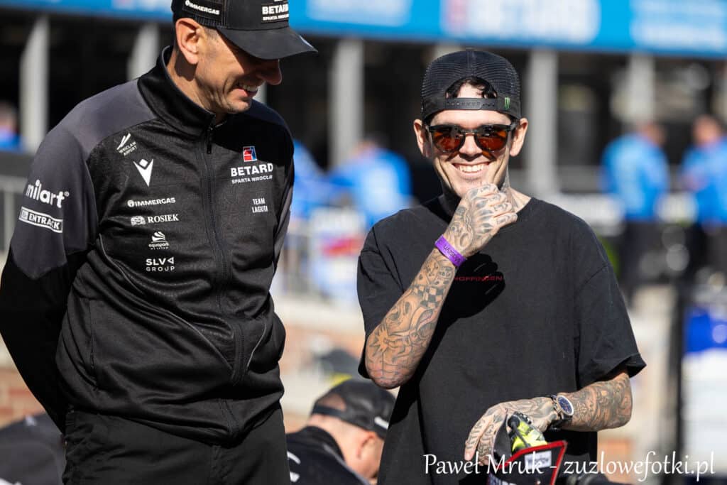 Tai Woffinden zaangażował się w dopingowanie z kibicami. Piękne obrazki na sektorze fanów Sparty 3 Tai Woffinden