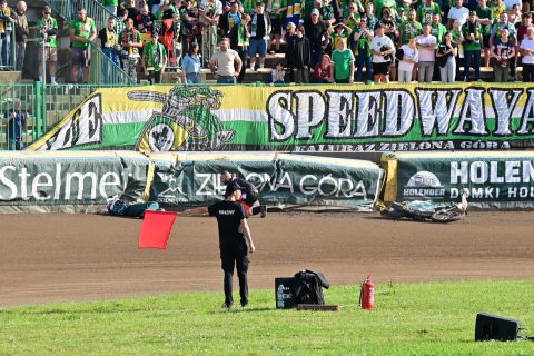 Krok od tragedii w 2. biegu meczu Falubazu z ROW-em. Kibice przeżyli chwile grozy