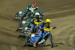 Kto znajduje się na prowadzeniu na zdjęciu?