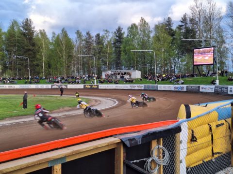 Liga szwedzka. Wysokie zwycięstwa gospodarzy! Emocje do ostatniego biegu w Kumli!