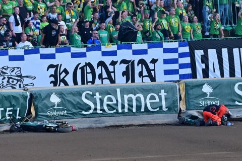 Hurysz wyniesiony z toru na noszach! Podejrzenie złamania lewego uda po starciu z Paluchem