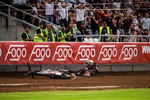 Żużel. Pechowy upadek Pawła Sitka w 16. biegu