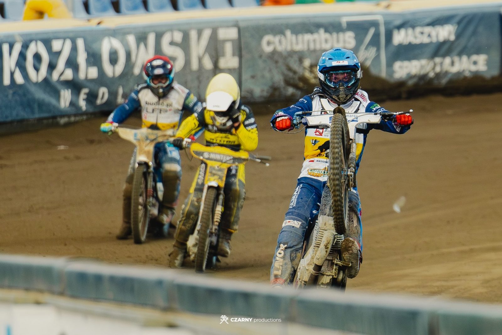 Żużel. Koszmarny upadek Antoniego Mencela. Na noszach trafił do karetki 2 DMPJ