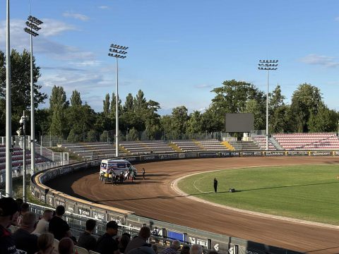Żużel. Fatalny wypadek w Ostrowie Wielkopolskim! Zawodnik Włókniarza w karetce
