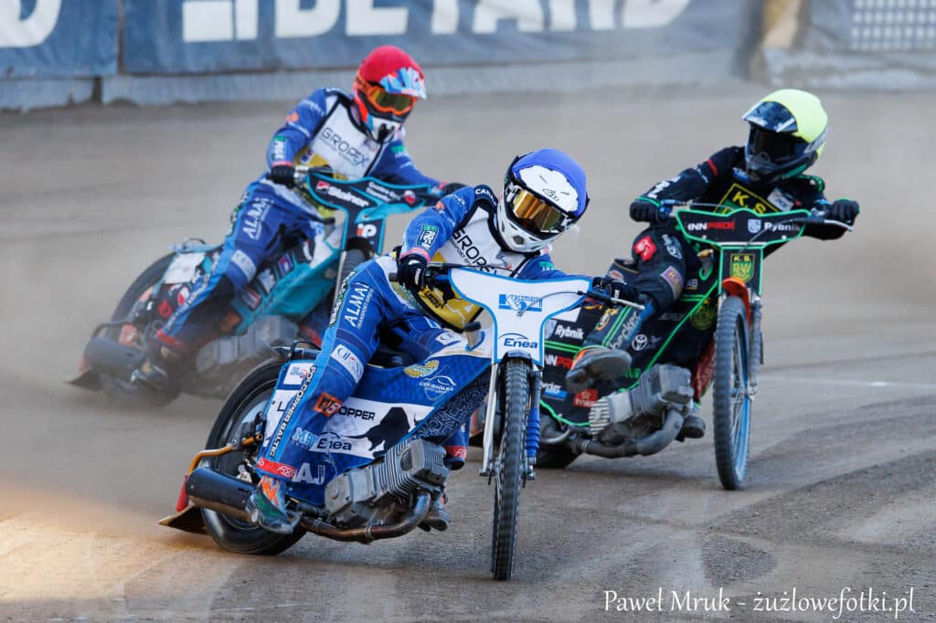 Żużel. Dominacja reprezentantów Polski w finale! Biało-czerwone podium w Mistrzostwach Europy 3 Żużel. Biało-czerwoni zdominowali finał Mistrzostw Europy w Kumli. Zajęli wszystkie miejsca na podium!
