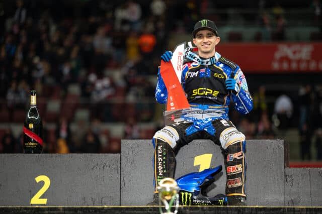 Skandal podczas Speedway Grand Prix w Rydze! Kibic uderzył zawodnika