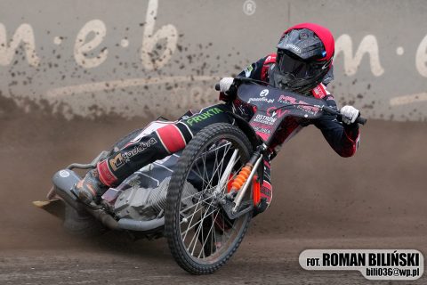 Żużel. Fatalny wypadek w Grudziądzu! Młody zawodnik wyleciał za bandę