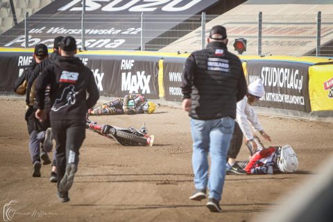 Żużel. Groźny upadek w Częstochowie! Sebastian Szostak na noszach, dramat w biegu 4