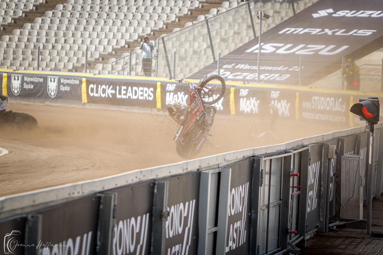 Żużel. Groźny upadek w Częstochowie! Sebastian Szostak na noszach, dramat w biegu 4 2 651999546 1695436511618335 8569671973905499577 n 2