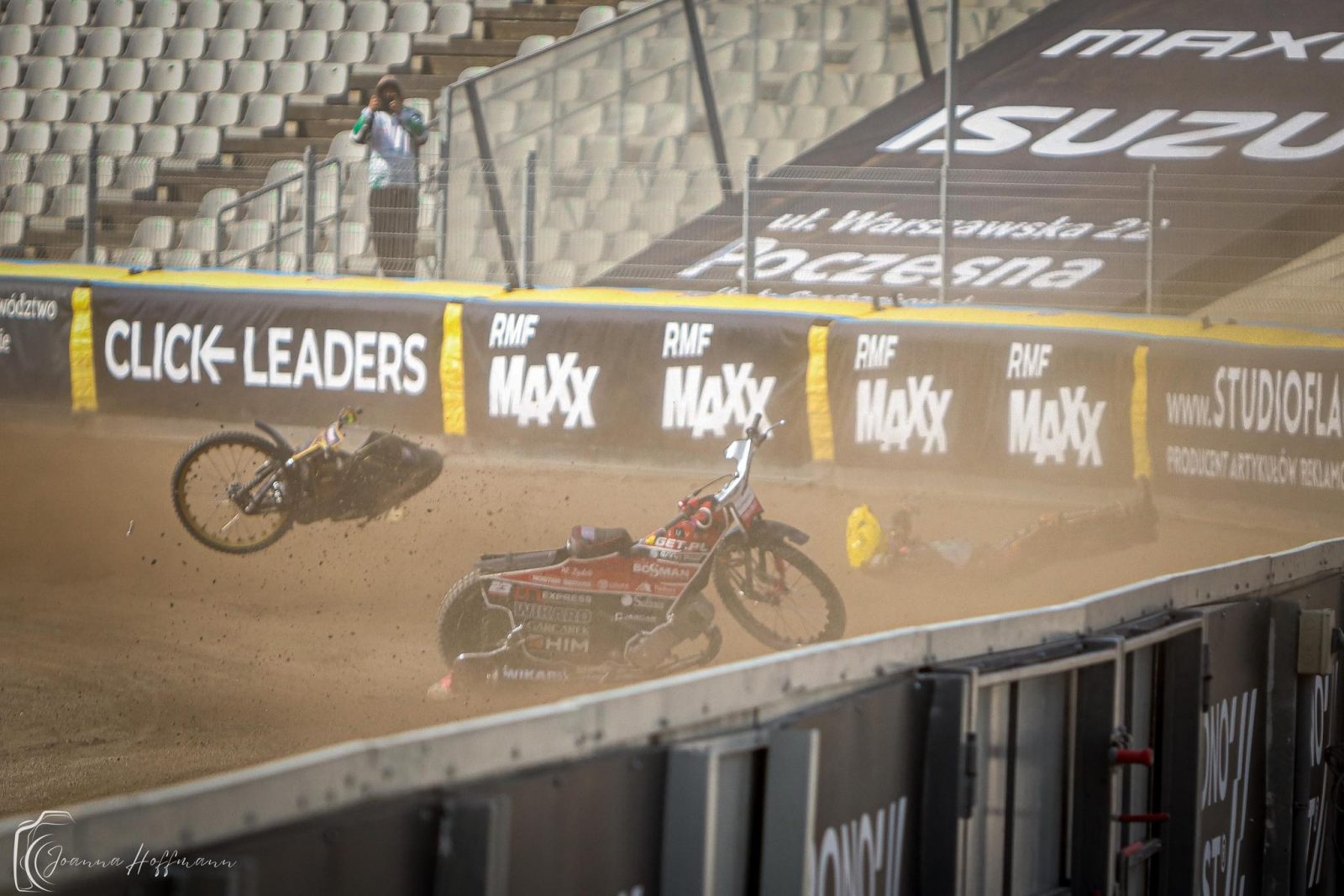 Żużel. Groźny upadek w Częstochowie! Sebastian Szostak na noszach, dramat w biegu 4 3 654191269 2431162844001814 2623760700574594854 n 2