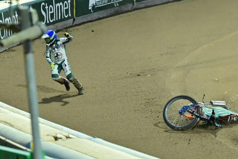 Żużel. Falubaz – GKM skandaliczne sędziowanie. Szok po decyzjach w biegu 7